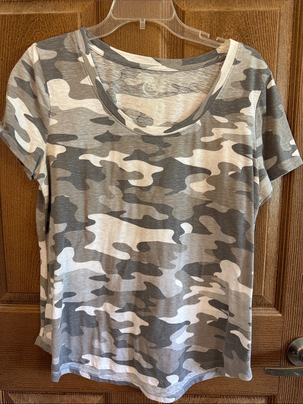24/7 Maurice’s Casual Gray Camo Scoop Neck Women's Top